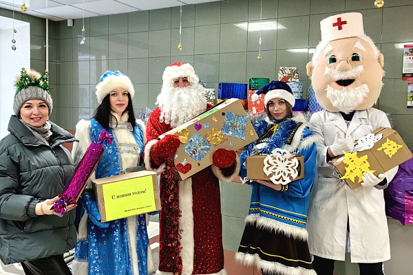 Пациенты детских отделений Сургутской травмбольницы принимают поздравления с Новым годом от разных организаций