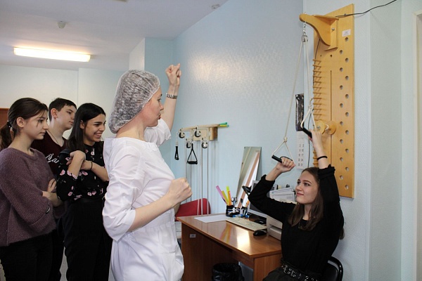 В Травмбольнице прошла экскурсия для учеников Технологической школы Сургута 