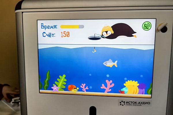 Во время экскурсии по травмбольнице школьники на себе опробовали тренажеры для реабилитации