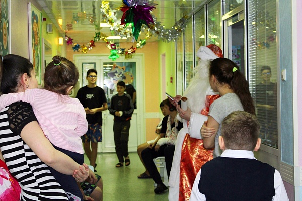 Сказочные гости! В детских отделениях Травмбольницы побывали главные герои зимнего праздника  – Дед Мороз и Снегурочка