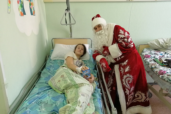 Всегда рады встрече! Пациентов детских отделений Сургутской травмбольницы вновь порадовал визит Деда Мороза 