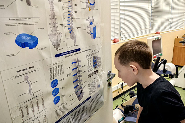 Во время экскурсии по травмбольнице школьники на себе опробовали тренажеры для реабилитации