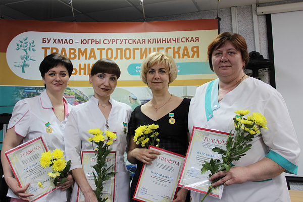 В Сургутской травмбольнице работает один из лучших наставников! В преддверии Дня медицинского работника подведены итоги окружного конкурса