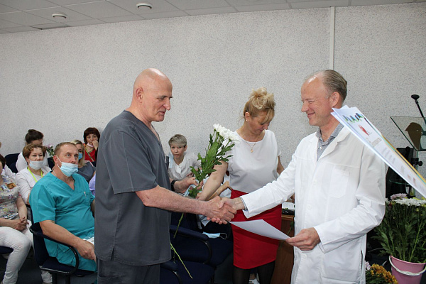 Более двухсот сотрудников Сургутской травмбольницы отмечены ведомственными благодарностями и грамотами ко Дню медицинского работника