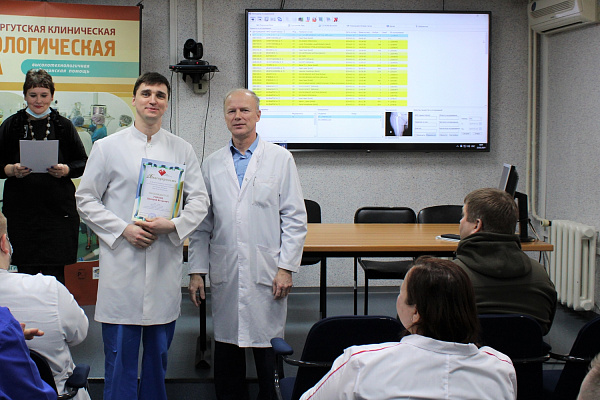 Защитники в белых халатах. Сотрудников Сургутской травмбольницы наградили за работу в зоне проведения СВО