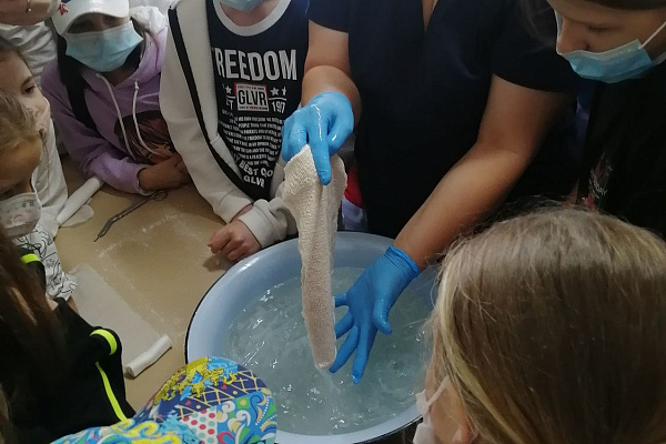 Художники во всём видят прекрасное. С аншлага в гипсовом кабинете началась очередная детская экскурсия по Травмбольнице