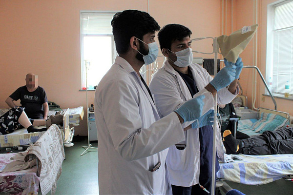 Около 40 иностранных студентов-медиков из Индии и Египта снова практикуются в Сургутской травмбольнице по окончании очередного учебного года