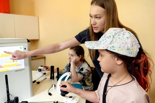 Во время экскурсии по травмбольнице школьники на себе опробовали тренажеры для реабилитации