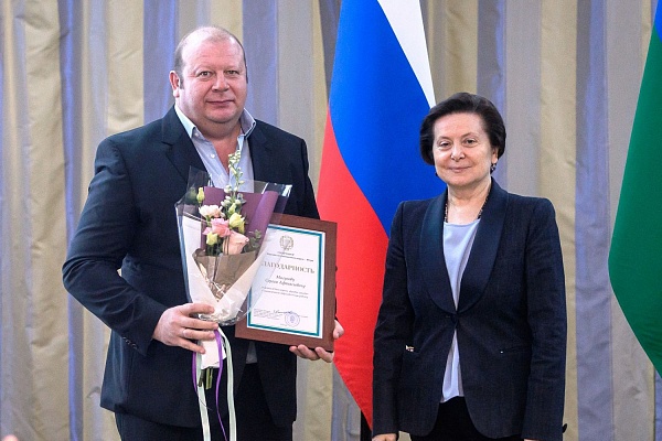 Губернатор Югры Наталья Комарова вручила награды врачам Травмбольницы за развитие службы трансплантологии в регионе