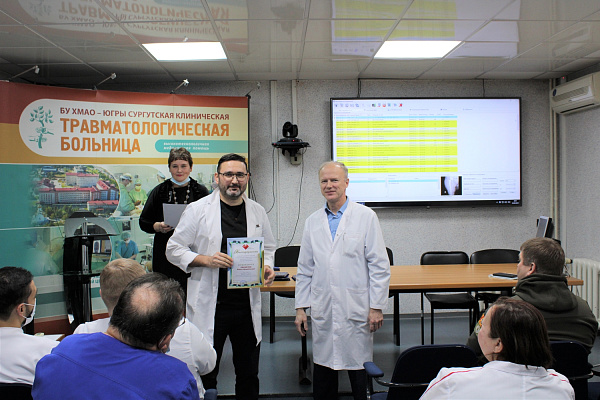 Защитники в белых халатах. Сотрудников Сургутской травмбольницы наградили за работу в зоне проведения СВО