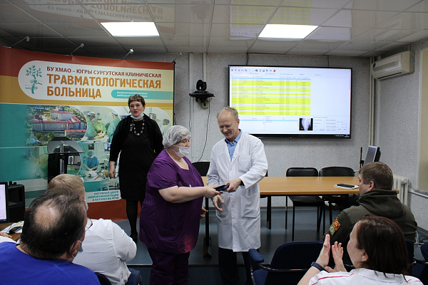 Защитники в белых халатах. Сотрудников Сургутской травмбольницы наградили за работу в зоне проведения СВО