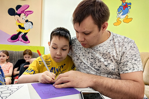 Помогал «Счастливый художник». Маленькие пациенты травмбольницы написали письмо Деду Морозу