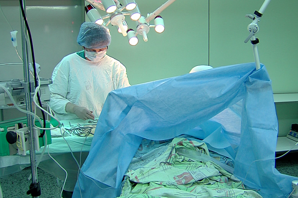 В операционной с врачами работают сестры, чья работа, на первый взгляд, незаметная. Одна из них - Ирина Кичигина. На ее счету - не меньше пяти тысяч вмешательств…