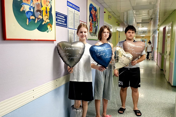 Сердечно-воздушная благодарность. В День врача пациенты детского отделения подарили своим докторам именные шарики