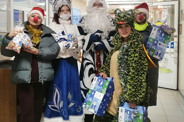 Пациенты детских отделений травмбольницы принимают новогодние подарки и поздравления