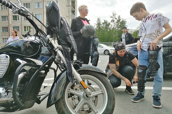 Крутые парни носят шлемы! Сургутские байкеры рассказали юным велосипедистам о важности защитной экипировки