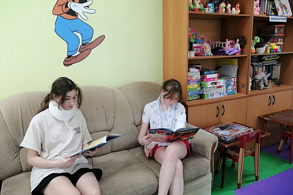 Лучший подарок. Волонтёры-школьники передали нашим пациентам книги, собранные в рамках городской акции