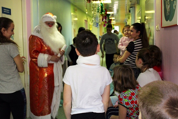 Сказочные гости! В детских отделениях Травмбольницы побывали главные герои зимнего праздника  – Дед Мороз и Снегурочка