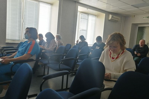 Ждем оценок. Сотрудники и пациенты Сургутской травматологической больницы вместе со всей страной написали Тотальный диктант