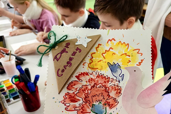 Письма надежды. Маленьких пациентов травмбольницы научили складывать фронтовые треугольники