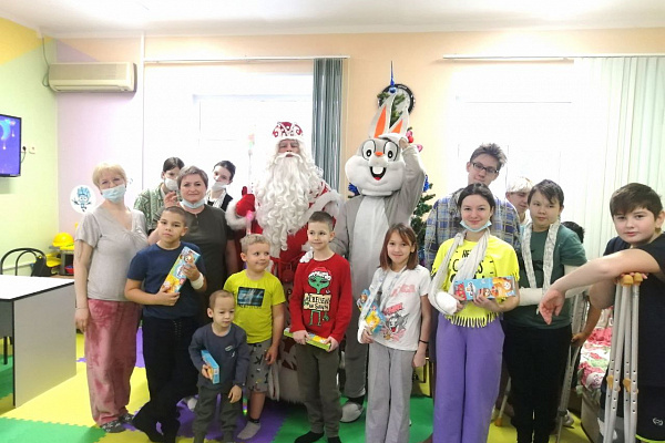 Заглянул в каждую палату.  Дед Мороз навестил детские отделения Сургутской травмбольницы