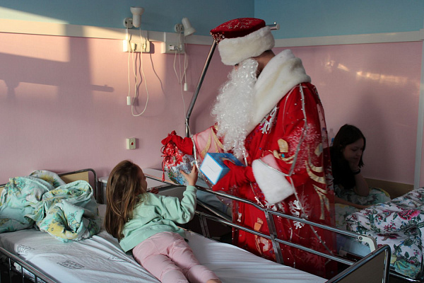 Прихожане и священнослужители храма святителя Луки поздравили пациентов детских отделений травмбольницы с Рождеством
