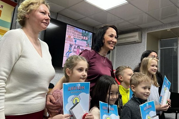 Рисовали безопасность. В Сургутской травмбольнице наградили победителей детского творческого конкурса «Добрая дорога домой»