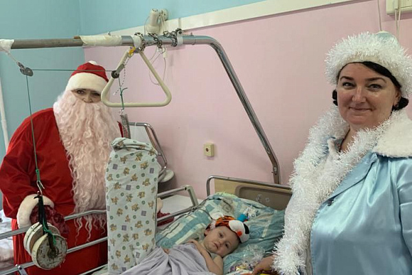 Пациенты детских отделений травмбольницы принимают новогодние подарки и поздравления