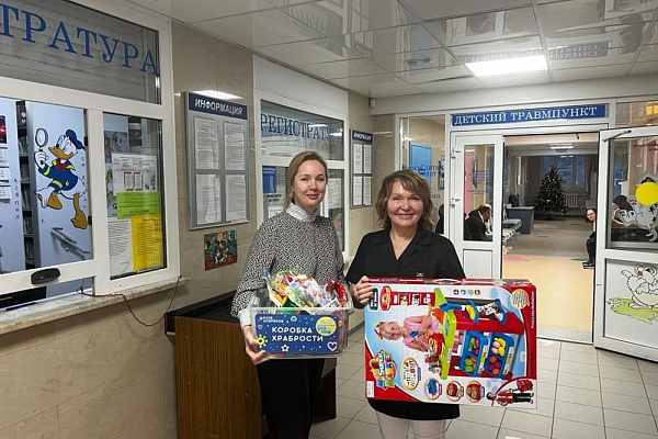 Пациенты детских отделений травмбольницы принимают новогодние подарки и поздравления