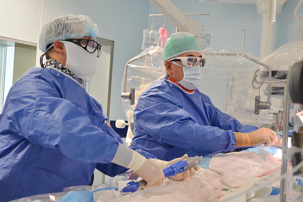 Командная работа! Врачи травмбольницы и кардиоцентра продемонстрировали высокий уровень профессионального взаимодействия, совместно спасая пожилую пациентку