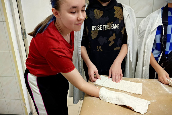 Сердечно-лёгочная реанимация и фиксация перелома. На экскурсии в Сургутской травмбольнице школьники учились оказывать первую помощь