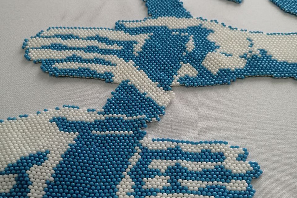 «Бисер – моё средство реабилитации». Пациентка с деформированными руками вышила для Сургутской травмбольницы картину с логотипом клиники