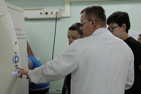 В Травмбольнице прошла экскурсия для учеников Технологической школы Сургута 