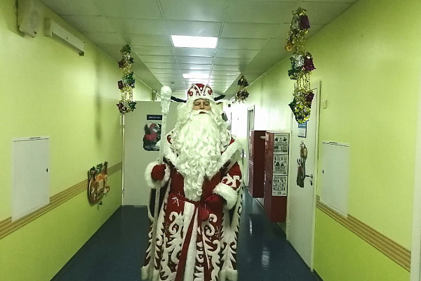 Заглянул в каждую палату.  Дед Мороз навестил детские отделения Сургутской травмбольницы