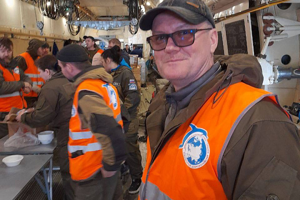 Урожай юбилеев! Поздравления с 55-летием принимает наш главный врач Дмитрий Гарайс