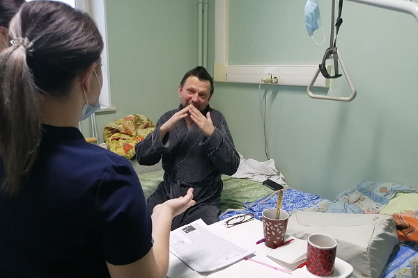 Объясняем на пальцах. Специалистом по сурдокоммуникации пополнился коллектив  Сургутской травмбольницы