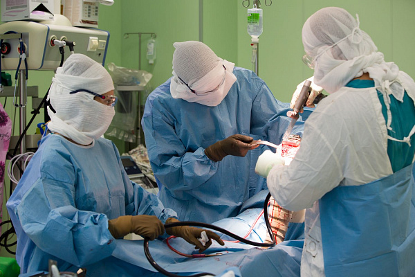 Ни дня на раскачку. Первую сотню высокотехнологичных операций выполнили в Сургутской травмбольнице с начала года