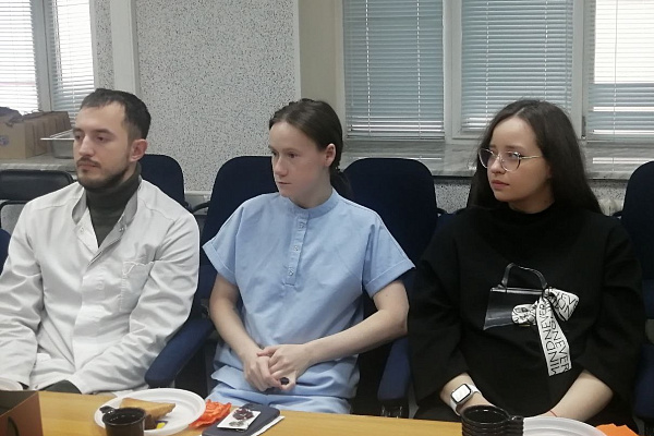 Чаепитие с главным врачом. Молодых специалистов Сургутской травмбольницы тепло поздравили с началом трудовой карьеры