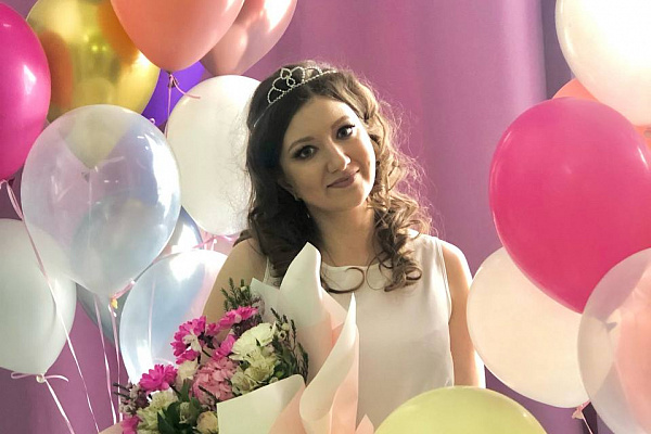 Выбор зрителей. Врач-стажер из Сургутской травмбольницы завоевала одну из главных наград  окружного конкурса красоты и талантов