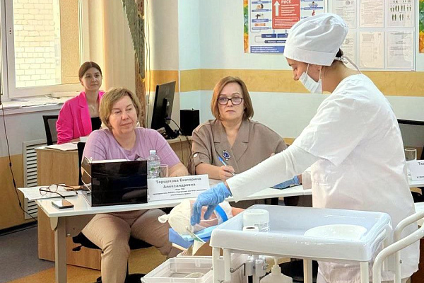 Главная медсестра травмбольницы оценивает уровень первого выпуска специалистов по сестринскому делу Сургутского института экономики, управления и права