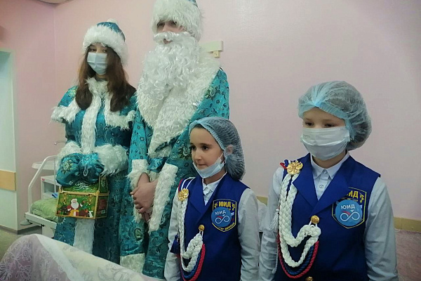 С подарками для настроения и безопасности пришли к пациентам травмбольницы дети из отрядов ЮИД