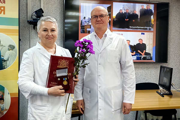 Более 130-ти сотрудников Сургутской травмбольницы получили награды накануне профессионального праздника