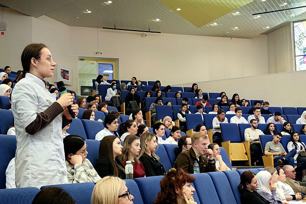 Интересную работу и профессиональный рост гарантируем. Будущим медсёстрам рассказали о вакансиях и условиях труда в Сургутской травмбольнице