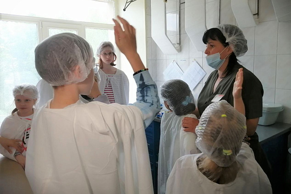 Откачать Гошу и наложить гипс другу. Во время экскурсии в Сургутскую травмбольницу школьники учились оказывать первую помощь