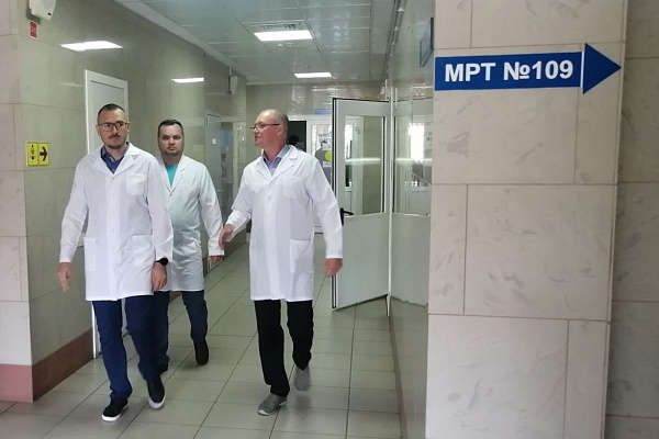 Урожай юбилеев! Поздравления с 55-летием принимает наш главный врач Дмитрий Гарайс