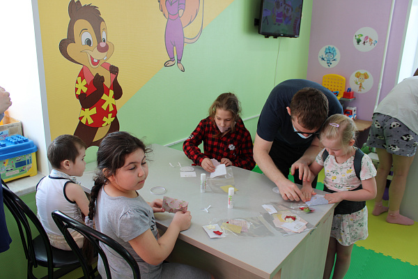 Из больницы - с любовью. Пациентам детского отделения травмбольницы помогли изготовить подарки для мам и бабушек