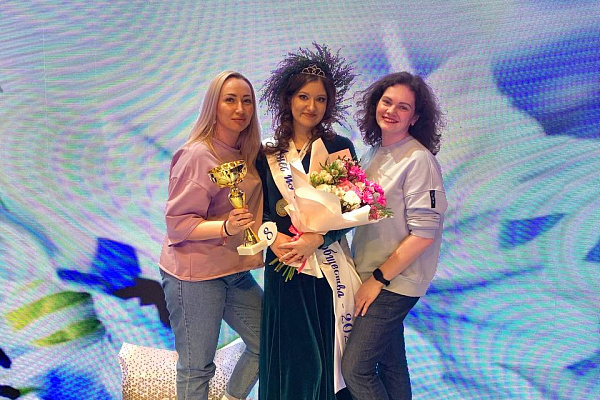 Выбор зрителей. Врач-стажер из Сургутской травмбольницы завоевала одну из главных наград  окружного конкурса красоты и талантов