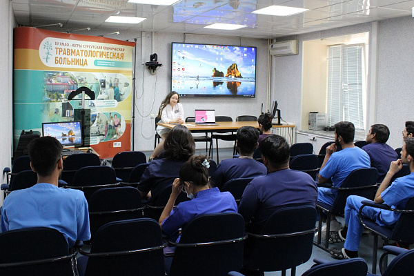 Около 40 иностранных студентов-медиков из Индии и Египта снова практикуются в Сургутской травмбольнице по окончании очередного учебного года