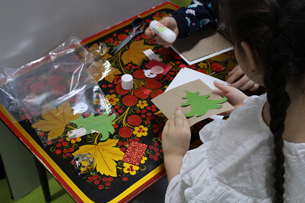 Новогоднее настроение - своими руками. Для юных пациентов травмбольницы провели творческий мастер-класс