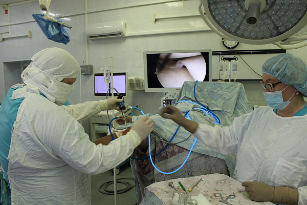 Для высокотехнологичных и высокоточных операций. Сургутская травмбольница получила новое артроскопическое оборудование